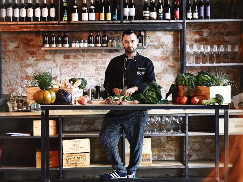Szef kuchni Kuba Korczak, gotuje wedle zasad slow food. Z fantazją miksuje kuchnię polską, azjatycką i włoską. Szef kuchni Kuba Korczak, gotuje wedle zasad slow food. Z fantazją miksuje kuchnię polską, azjatycką i włoską.