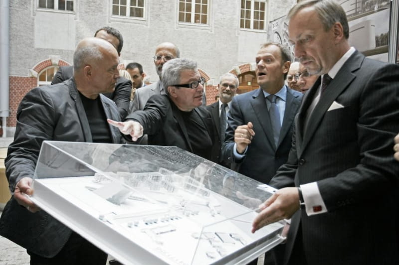ANDRZEJ PĄGOWSKI, ARCHITEKT DANIEL LIBESKIND, PREMIER DONALD TUSK I MINISTER KULTURY BOGDAN ZDROJEWSKI (P) PODCZAS OGŁOSZENIA WYNIKÓW MIĘDZYNARODOWEGO KONKURSU ARCHITEKTONICZNEGO NA KONCEPCJE BUDYNKU MUZEUM II WOJNY ŚWIATOWEJ ANDRZEJ PĄGOWSKI, ARCHITEKT DANIEL LIBESKIND, PREMIER DONALD TUSK I MINISTER KULTURY BOGDAN ZDROJEWSKI (P) PODCZAS OGŁOSZENIA WYNIKÓW MIĘDZYNARODOWEGO KONKURSU ARCHITEKTONICZNEGO NA KONCEPCJE BUDYNKU MUZEUM II WOJNY ŚWIATOWEJ
