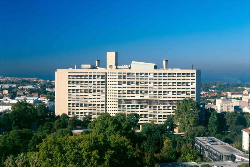 Unite d`Habitation, czyli jednostka mieszkalna od Le Corbusiera w Marsylii, budowana w latach 1947-1952. Prekursorski budynek pod względem układu funkcjonalnego i estetyki surowego betonu. brutalizm, le corbusier, modernizm, architektura, miasto, architekt