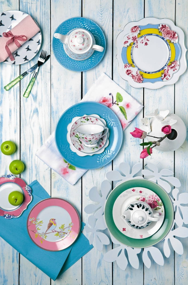 Od lewej: 1. Serwetka 28 zł Ludwik Styl 2. Talerz 19,99 zł H&M Home 3. Sztućce 7,50 zł/szt. home&you 4. Talerz 24,90 zł Duka 5. Imbryk z podgrzewaczem 189 zł Tea&Tea 6. Talerz 65 zł BBHome 7. Talerz 55 zł BBHome 8. Talerz 36,90 zł Duka 9. Talerzyk 45 zł, BBHome 10. Filiżanka ze spodkiem 49,90 zł Zara Home 11. Bieżnik 35 zł home&you 12. Wazon 55,99 zł F&F Home 13. Sztuczna gałązka magnolii 19 zł BBHome 14. Sztuczne jabłka 4,50 zł/szt. Inne Meble 15. Talerzyk 49 zł BBHome 16. Podkładka 15,90 zł Duka 17. Talerzyk 55 zł BBHome 18. Patera 59,90 zł IKEA 19. Talerz 20 zł Tiger 20. Talerzyk 19 zł home&you 21. Czajniczek 90,90 zł Duka 5.03.2015 Warszawa , Cztery Katy , Dekoracje , Wiosna , stylizacja Joanna Plachecka . Fot. Agata Jakubowska / Agencja Gazeta SLOWA KLUCZOWE: WNETRZA