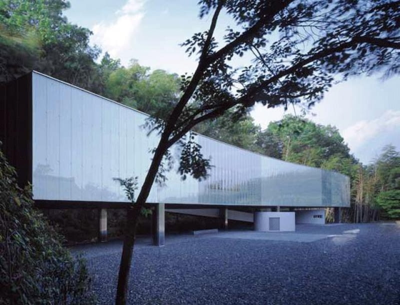 O-Museum w Nagano w Japonii, czyli Ogasawara Museum. Stanowi jeden z pierwszych projektów wykonanych razem przez Kazuyo Sejima i Ryue Nishizawa pod szyldem SANAA. Realizowany od 1995 roku, ukończony w 1999 roku. Ogasawara Museum powstało na odosobnionym płaskowyżu na zboczu góry w bardzo ważnym miejscu dla japońskiego dziedzic twa. Stał tu bowiem niegdyś na przełomie XIV i XV wieku zamek. nagroda pritzkera, ryue nishizawa, architektura, japonia, sanaa, kazuyo sejima, budynek