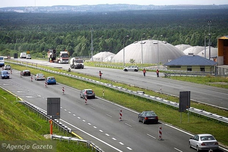 Co kryje 13 białych kopuł przy autostradzie A-4? Pewnie nie jeden z nas zadawał sobie to pytanie jadąc z Krakowa w kierunku Katowic. Dawne budynki RMF Media Complex w pobliżu Alwerni mieszczą dziś supernowoczesną wytwórnię filmową Alvernia Studios. Zobacz jak wygląda w środku to kosmiczne miasteczko, zaprojektowane zostało przez Yuma Invest, An Archi Group i NS MoonStudio. 07.07.2007 BUDYNKI RMF PRZY AUTOSTRADA A4 NA WYSOKOSCI MIEJSCOWOSCI RUDNO , FOT. PAWEL PIOTROWSKI / AGENCJA GAZETA