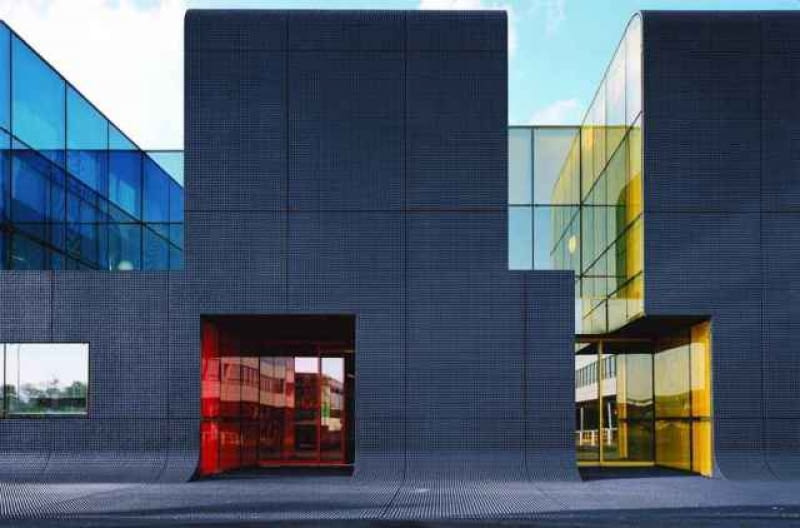 RATP Bus Center w Thias na przedmieściach Paryża projektu ECDM Architects. Monolityczny budynek przepruwają kolorowe, szklane patia kolor, paryż, szkło, fasada, beton, francja