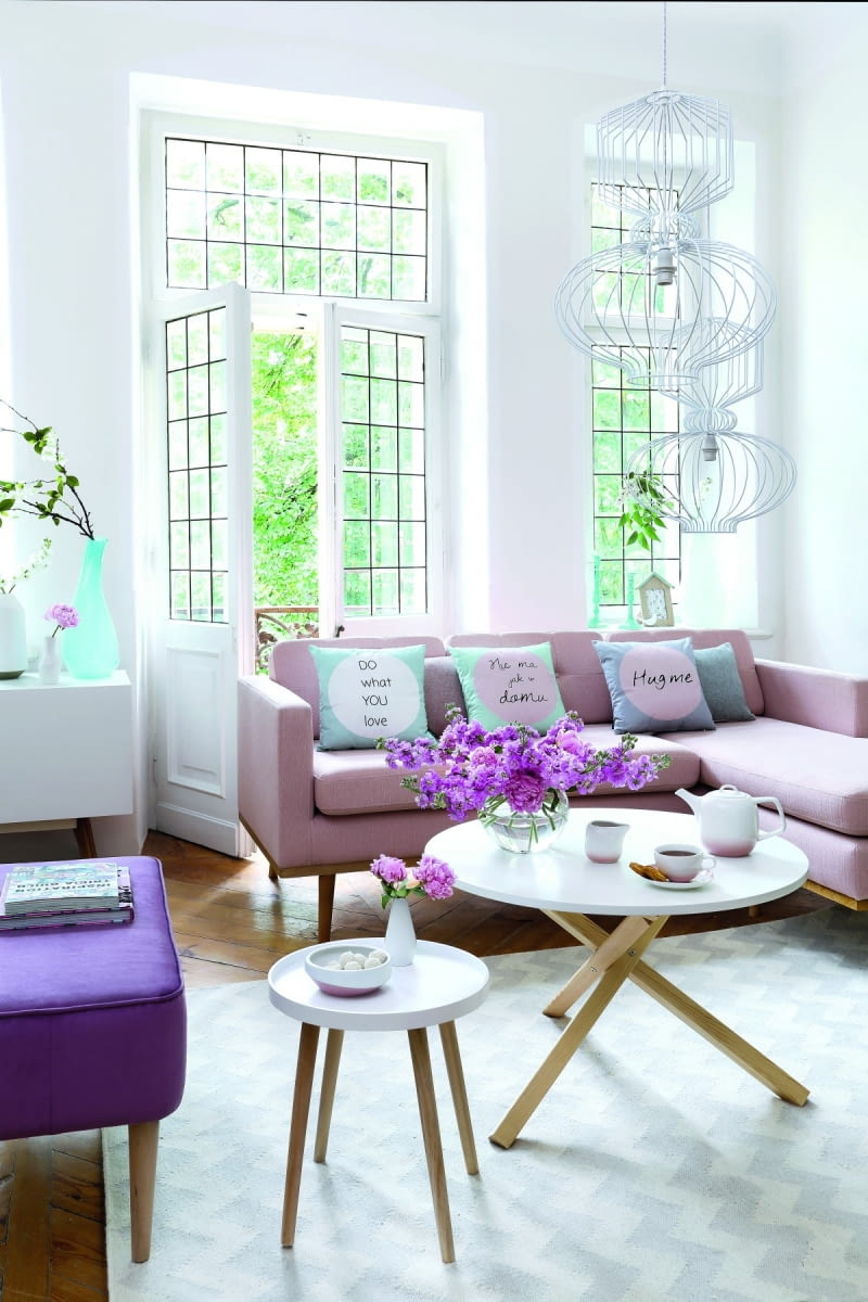 Na oścież. Już pierwszego ciepłego dnia otwórz szeroko okna i trzymaj je otwarte jak najdłużej, aby wypuścić z domu 'zimę złą' - niech zastąpi ją świeży wiosenny powiew. Robimy to dwa, trzy razy dziennie; koniecznie rano i przed snem.