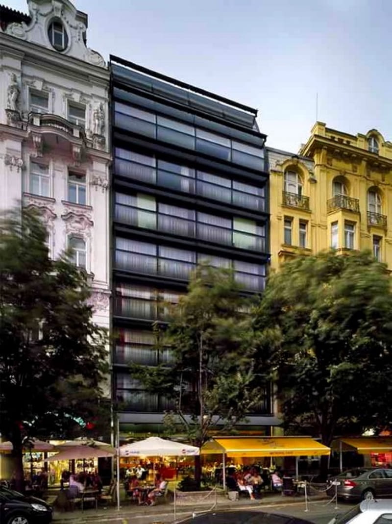 Szklana szafa, czyli Hotel Metropol w historycznym centrum Pragi projektu pracowni Chalupa Architekti praga, szkło, hotel, czechy, budynek
