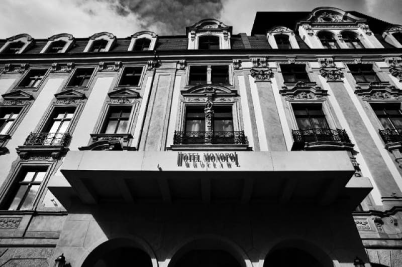 Neobarokowy hotel Monopol we Wrocławiu przeszedł gruntowną renowację i zyskał nowoczesny szlif dzięki braciom Likus Neobarokowy hotel Monopol we Wrocławiu