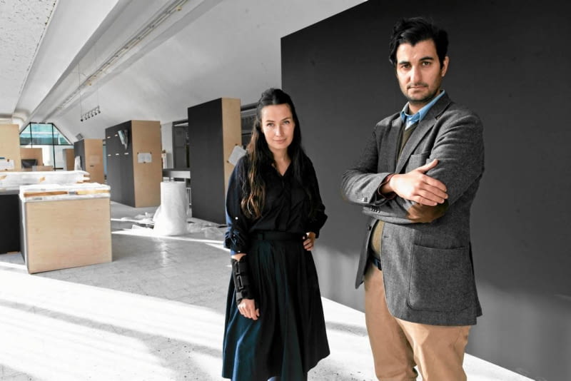 Natalia Paszkowska i Marcin Mostafa 09.10.2012 WARSZAWA . NATALIA PASZKOWSKA I MARCIN MOSTAFA ARCHITEKCI WWAA , KTORZY STWORZYLI SCENOGRAFIE DO PIATKOWEJ ( 12.10 ) WYSTAWY " WARSZAWA W BUDOWIE " MUZEUM SZTUKI NOWOCZESNEJ W SALONIE MEBLOWYM EMILIA . FOT . AGATA GRZYBOWSKA / AGENCJA GAZETA SLOWA KLUCZOWE: MUZEUM SZTUKI NOWOCZESNEJ MIASTO WYSTAWA SALON MEBLOWY EMILIA SALON EMILIA WARSZAWA W BUDOWIE /FR/ ZDJĘCIE DO WKŁADKI: DLOWA Strony Lokalne WarszawaGazeta_Stoleczna