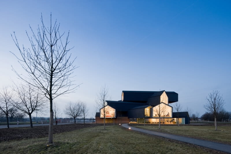 VitraHaus to jeden z najnowszych obiektów w kampusie Vitra w niemieckim mieście Weil nad Renem. Dzieło pracowni Herzog & de Meuron to jedno z wielu wykonanych przez światową czołówkę architektów. niemcy, herzog and de meuron, nietypowe, minimalizm