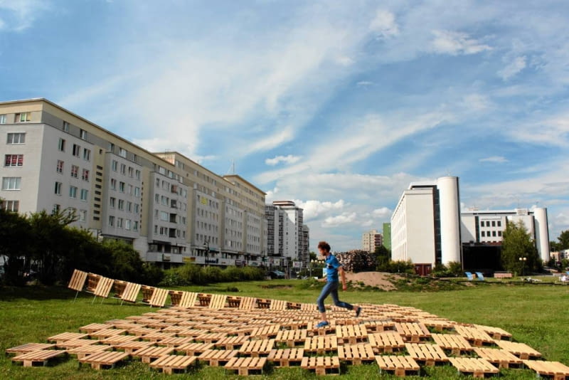 Plac zabaw na tyłach urzędu dzielnicy Targówek 15.07.2012 , WARSZAWA , PLAC ZABAW REPLAY NA TYLACH URZEDU DZIELNICY TARGOWEK . FOT. STEFAN ROMANIK / AGENCJA GAZETA