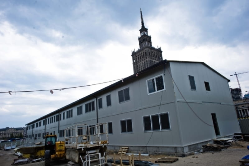 Przez lata to miejsce szpeciła hala Kupieckich Domów Towarowych. Teraz mamy straszny barak budowy drugiej linii metra 23.04.2011 WARSZAWA , NOWY DOM KUPIECKI NA PLACU DEFILAD . FOT. FILIP KLIMASZEWSKI / AGENCJA GAZETA