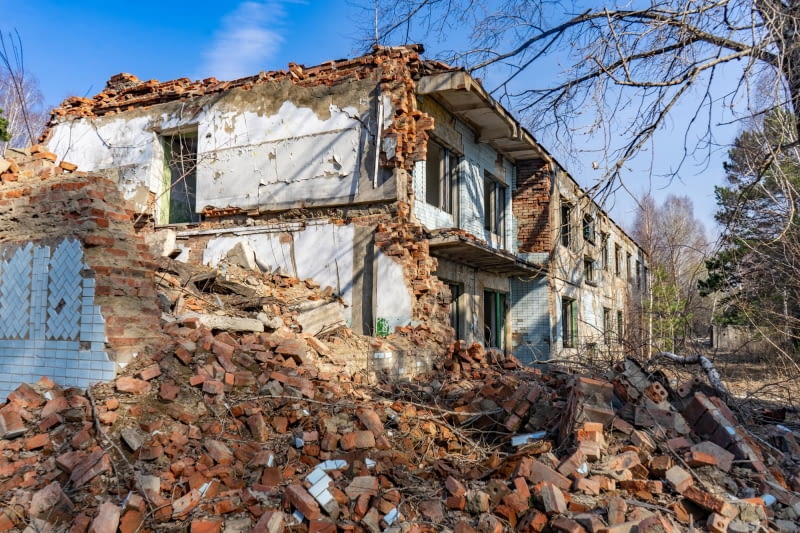 Czy warto kupić działkę z domem do rozbiórki?