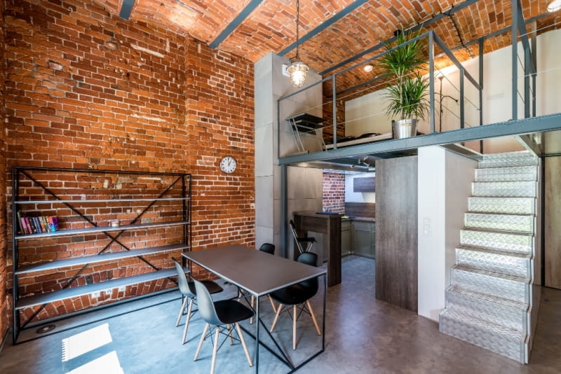 Mieszkanie urządzone jest na otwartym planie. Loft we Wrocławiu. Nowa Papiernia