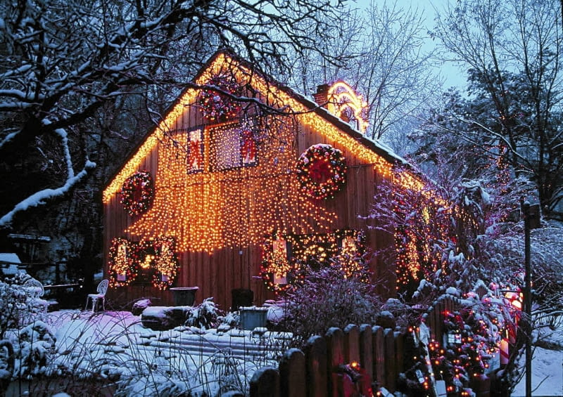 Dzięki kurtynie świetlnej nawet skromna elewacja domu może wyglądać bardzo okazale. Weihnachtsbeleuchtung am Haus SLOWA KLUCZOWE: GBA Advent 000 Weihnachten Garten drau?en quer LICHTERKETTEN LICHTER