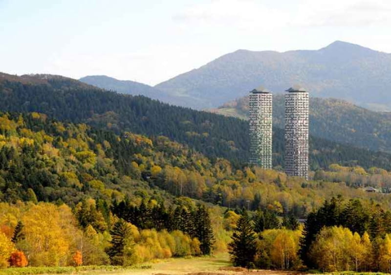 Alpha Tomamu Towers, po niedawnej modernizacji projektu Klein Dytham architecture najbardziej kolorowy górski hotel na świecie. 121-metrowe wieże górują nad japońskim kurortem Tomamu, ale dzięki barwnym elewacjom wtapiają się w zmieniający pejzaż. japonia, modernizacja, kolor, wieżowiec, hotel