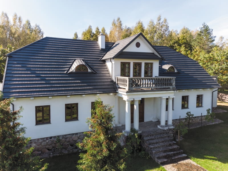 Dlaczego warto postawić na dach mansardowy?