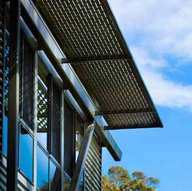 Dom most w Australii autorstwa Max Pritchard Architect zbudowano nad potokiem w pobliżu Adelajdy zrównoważone budownictwo, konstrukcja, australia, ekologia, kontener, most, dom jednorodzinny