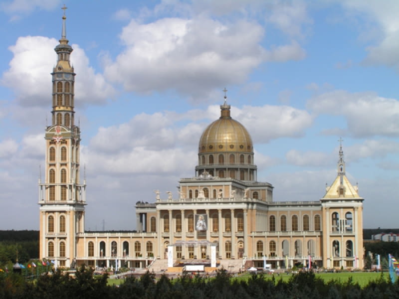 Kościół odgrywał w dziejach architektury wyjątkową rolę. W Polsce był on przez długi czas symbolem duchowej niezależności narodu. W ciągu ostatnich lat masowość polskiego katolicyzmu przyczyniła się do dynamicznej budowy obiektów sakralnych, których forma pozostawia niestety często wiele do życzenia. Podczas gdy w architekturze sakralnej innych krajów widoczna jest zabawa formą, szukanie oryginalnych metod kształtowania bryły, w Polsce tkwimy w tradycyjnych wyobrażeniach o budynkach kościelnych, a próby tworzenia niekonwencjonalnej architektury kończą się zwykle kompletną estetyczną pomyłką, gdzie nieliczne wyjątki potwierdzają regułę prowincjonalnej architektury. Wiele z tych obiektów z powodzeniem możemy więc zaliczyć do miana makabrył: Bazylika Matki Boskiej Bolesnej Królowej Polski w Licheniu