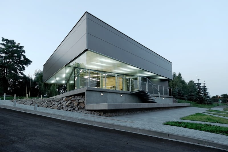 Pawilon obsługi stacji paliw w Sierczy (gmina Wieliczka), projekt: Group_A Architects. Laureat Nagrody Województwa Małopolskiego im. Stanisława Witkiewicza 2010 (kategoria architektura użyteczności publicznej) willa, stacja benzynowa, małopolska, nagroda, rozbudowa, kraków