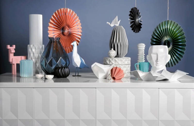 Na zdjęciu od lewej: 1. Figurka, 49,99 zł, IKEA 2. Wazonik, 79 zł, ohoo.pl 3. Wazon, 179 zł, BoConcept 4. Miseczki, 20 zł/szt., emwustudio.com 5. Wazon, 130 zł, Le Pukka 6. Wiszące ozdoby, od 11 zł/szt., Nap 7. Osłonka na doniczkę,29,90 zł, decorolka.pl 8. Figurka, 93 zł, Reset 9. Wazon, 140 zł, ohoo.pl (na nim papierowa mewa zrobiona w czasie sesji) 10. Pojemnik, 40 zł, emwustudio.com 11. Pudełko, 75 zł, Malabelle 12. Misa, 165 zł, Mesmetric 13. Świecznik, 39 zł, BoConcept 14. Młynek do pieprzu, 59,99 zł, IKEA 15. Kubek, 45 zł, Reset 16. Patera, 440 zł, Rosenthal 17. Wazon w kształcie głowy, 159 zł, Le Pukka 18. Blat, 99 zł; fronty kuchenne, 150 zł/szt., IKEA Na zdjęciu od lewej: 1. Figurka, 49,99 zł, IKEA 2. Wazonik, 79 zł, ohoo.pl 3. Wazon, 179 zł, BoConcept 4. Miseczki, 20 zł/szt., emwustudio.com 5. Wazon, 130 zł, Le Pukka 6. Wiszące ozdoby, od 11 zł/szt., Nap 7. Osłonka na doniczkę,29,90 zł, decorolka.pl 8. Figurka, 93 zł, Reset 9. Wazon, 140 zł, ohoo.pl (na nim papierowa mewa zrobiona w czasie sesji) 10. Pojemnik, 40 zł, emwustudio.com 11. Pudełko, 75 zł, Malabelle 12. Misa, 165 zł, Mesmetric 13. Świecznik, 39 zł, BoConcept 14. Młynek do pieprzu, 59,99 zł, IKEA 15. Kubek, 45 zł, Reset 16. Patera, 440 zł, Rosenthal 17. Wazon w kształcie głowy, 159 zł, Le Pukka 18. Blat, 99 zł; fronty kuchenne, 150 zł/szt., IKEA