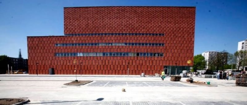 Centrum Informacji Naukowej i Biblioteka Akademicka projektu Dariusza Hermana i Piotra Śmierzewskiego z pracowni HS99 to jedna z największych i najnowocześniejszych inwestycji tego typu w kraju. Na oficjalne otwarcie przyjdzie poczekać jeszcze pół roku, jednak my już dziś prezentujemy wam zdjęcia budynku i wnętrz. Centrum Informacji Naukowej i Biblioteka Akademicka w Katowicach, proj. HS99