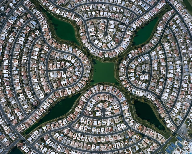 Osiedle domów jednorodzinnych w Arizonie Ziemia z nieba, fotografie "Ciphers", autor: Christoph Gielen