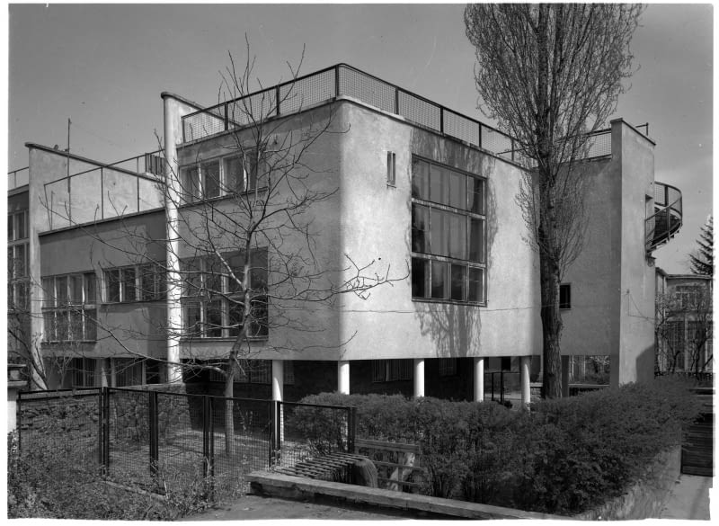 Dom własny Bohdana Lacherta przy ul. Katowickiej 9 w Warszawie, widok od strony ogrodu, fot. Witalis Wolny, 1972, Instytut Sztuki Polskiej Akademii Nauk Dom własny Bohdana Lacherta przy ul. Katowickiej 9 w Warszawie, widok od strony ogrodu, fot. Witalis Wolny, 1972, Instytut Sztuki Polskiej Akademii Nauk