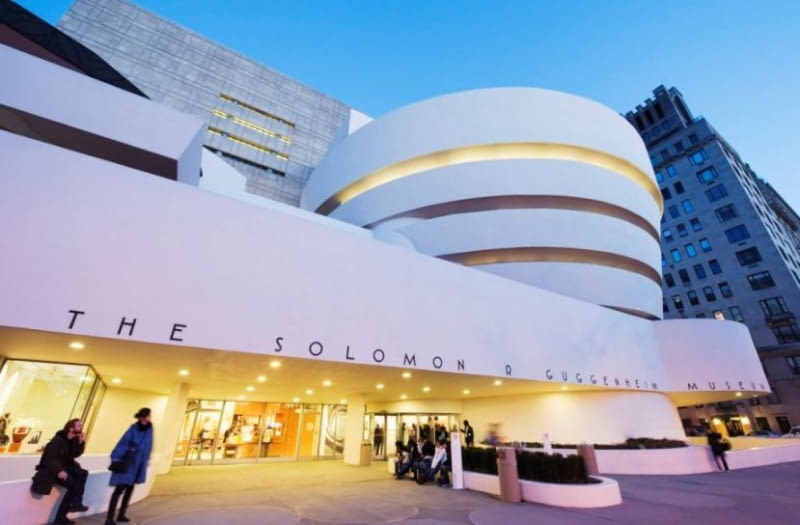 2. Solomon R. Guggenheim Museum. Jedno z najsłynniejszych dzieł Franka Lloyda Wrighta, który przez długą część życia opętany był ideą budynku-wielkiej spirali. Chociaż pierwotnie zaplanował ją dla obiektu parkingowego, udało mu się ją wreszcie zrealizować w budynku muzealnym. Solomon R. Guggenheim Museum