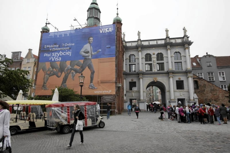 Nielegalna reklama na Dworze Bractwa Św. Jerzego 04.06.2013 Gdansk . Nielegalna reklama na Zlotej Bramie . Fot. Dominik Sadowski / Agencja Gazeta SLOWA KLUCZOWE: Bon Jovi