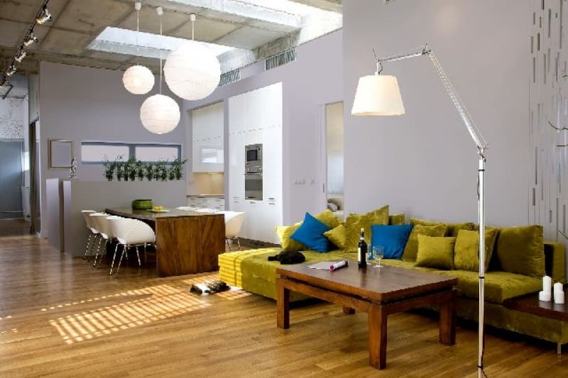 Duża ilość światła we wnętrzu industrialnym to jego znak rozpoznawczy loft,lofty,aranżacja wnętrz,projektowanie wnętrz,salon,oświetlenie salonu