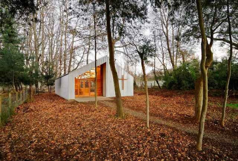 Jonquillos Chapel, czyli maleńki drewniany kościołek projektu młodej chilijskiej pracowni Baladrón architektura sakralna, kościół, drewno, chile