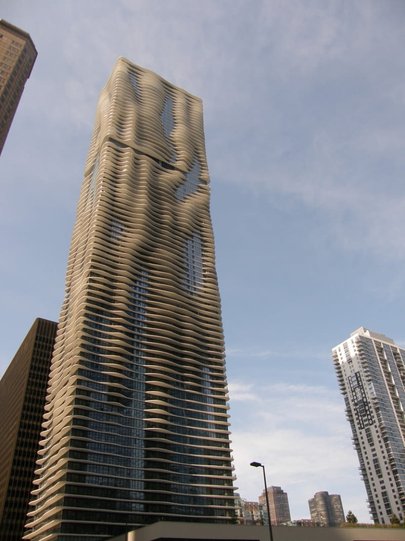 Wieżowiec Aqua Tower w Chicago zaprojektowany przez Studio Gang Architects. studio gang architects, chicago, wieżowce, wieżowiec, usa, jeanne gang, aqua tower