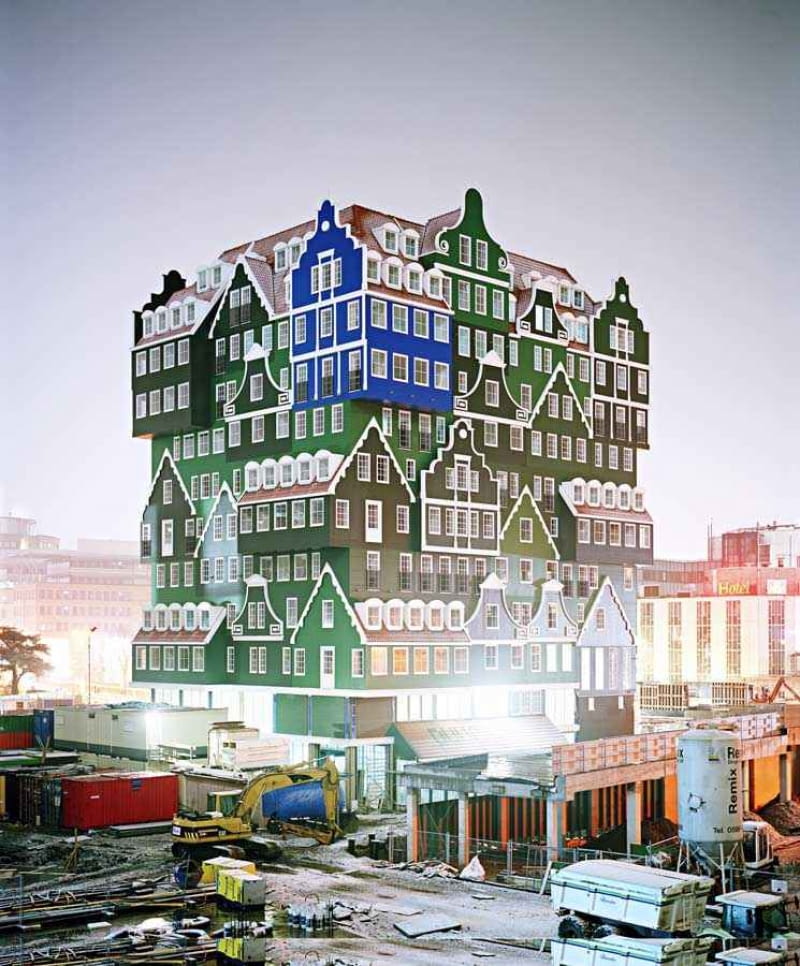 Inntel hotel w Zaandam w Holandii projektu WAM architecten. Autorzy budynku nawiązali do tradycyjnych drewnianych domostw, z tą różnicą, że zamiast jednej dużej chaty stworzyli stos 70 domków mierzący 40 metrów wysokości! nietypowe, wieża, holandia, hotel