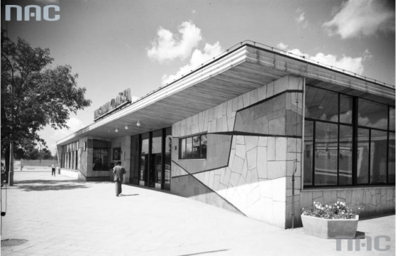 Gdański był pierwszym nowoczesnym dworcem w powojennej Warszawie. Powstawał w latach 1958-59 według projektu S. Kallera. Na archiwalnych zdjęciach przeszklona bryła budynku prezentuje się dostojnie, zupełnie inaczej niż współcześnie. Zaniedbany dworzec jest dziś w złym stanie technicznym, a wokół straszy rozkopaną budową. PKP planuje w jego miejscu wysoki biurowiec lub hotel z częścią dworcową. Widok od strony wejścia głównego dworzec, warszawa, pkp, nac, historia, kaller
