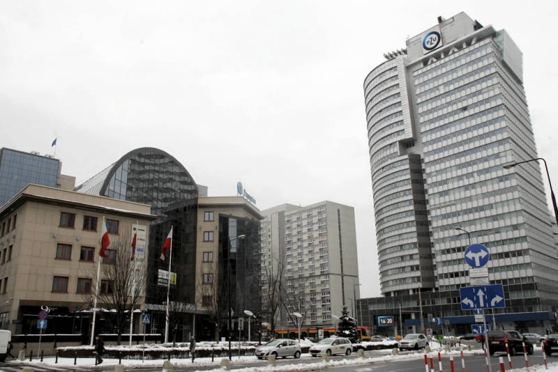 Biurowiec Atrium (po lewej) nie pasuje już do wieżowców wrastających wzdłuż al. Jana Pawła II 02.04.2013 Warszawa . Ulica Grzybowska . Budynek Atrium . fot . Przemek Wierzchowski / Agencja Gazeta SLOWA KLUCZOWE: atrium budynek centrum zabudowa