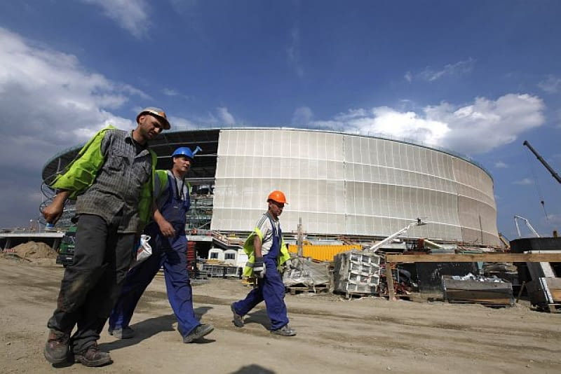 Gotowa jest już korona, ale w środku obiektu do wykonania pozostało jeszcze wiele prac wykończeniowych. Wykonawca podtrzymuje, że stadion będzie gotowy do końca czerwca. Stadion we Wrocławiu nabiera kształtów