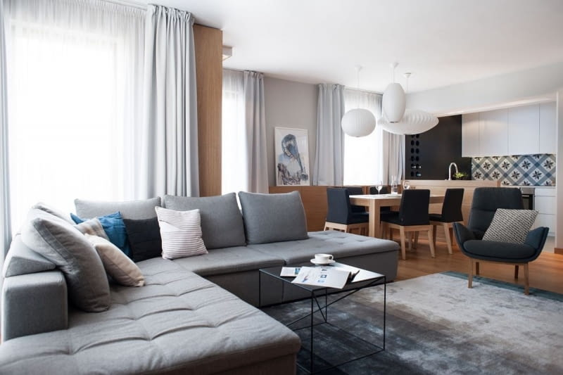 Salon połączony z kuchnią i kącikiem jadalnym Nowoczesny apartament w Gdańsku