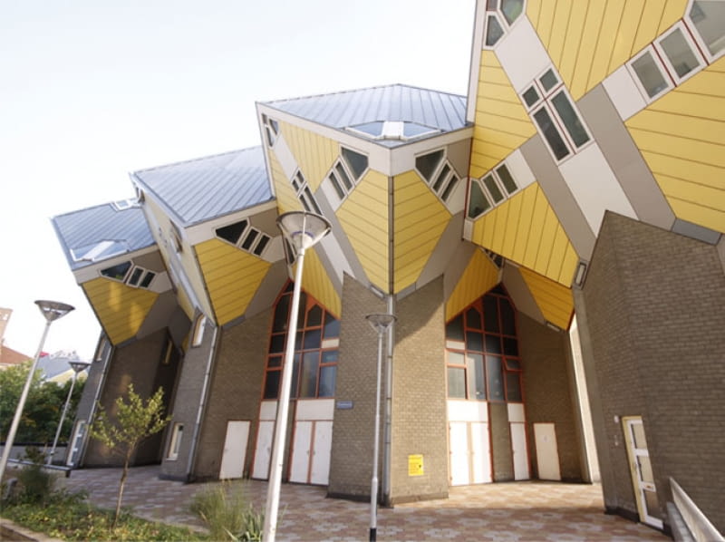 Kubuswoningen - kubiczne domy, słynny projekt Pieta Bloma z 1984 roku zamieniono właśnie na hostel kubuswoningen, cube houses, piet blom, rotterdam, holandia, hostel
