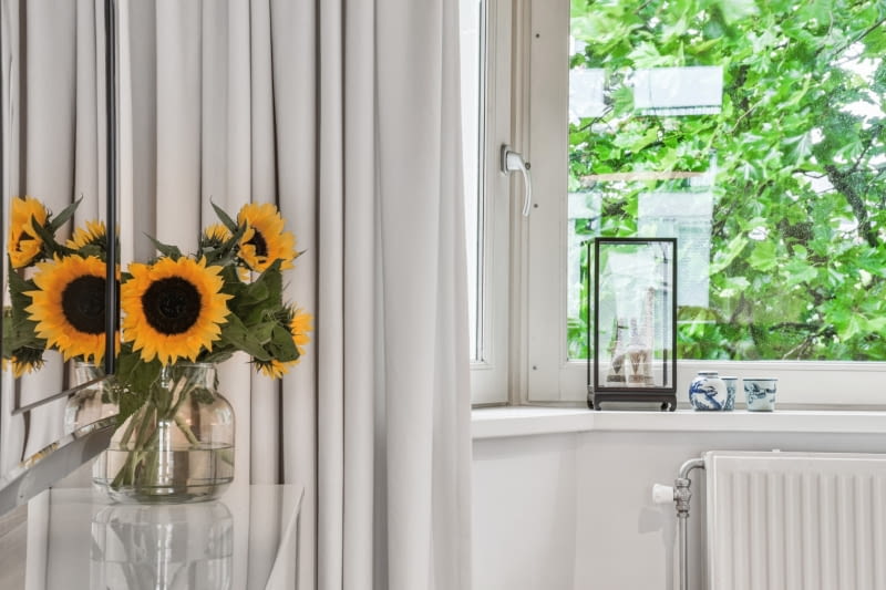 Roleta rzymska czy zasłony? Co wybrać do nowoczesnego salonu? Roleta rzymska czy zasłony? Co wybrać do nowoczesnego salonu?