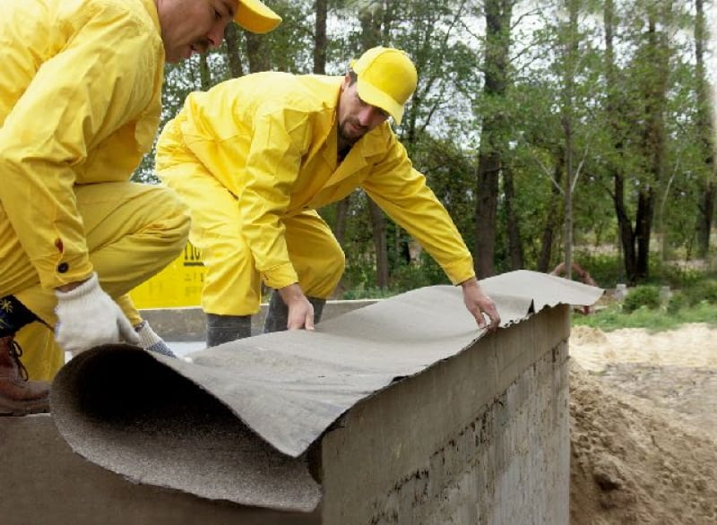 Izolację poziomą ścian fundamentowych układa się z pasa papy złożonego na pół i sklejonego lepikiem izolacja fundamentów,papa termozgrzewalna, budowa domu