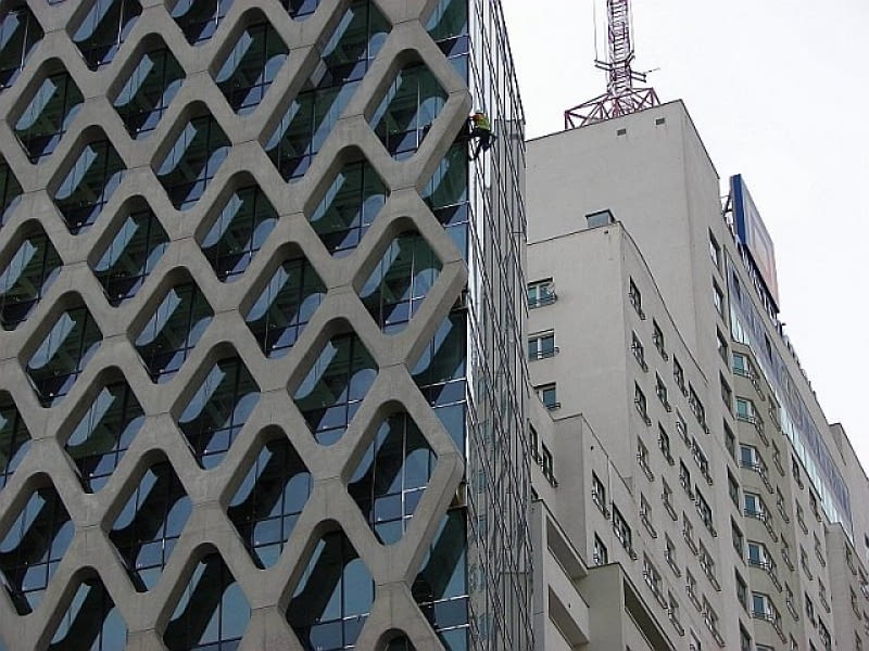 Biurowiec Prosta Tower w Warszawie Lokalizacja wieży niestety potęguje wizualny chaos, choć nie można odmówić spektakularności widoku zurbanizowanej tkanki miejskiej.