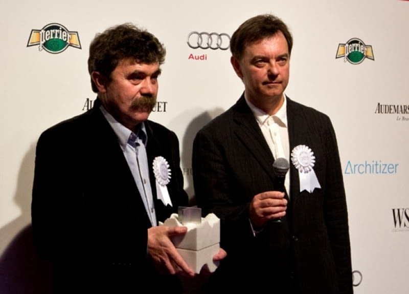 Krzysztof Ingarden i Jacek Ewy odbieraja nagrodę Architizer A+ Małopolski Ogród Sztuki w Krakowie nagrodzony