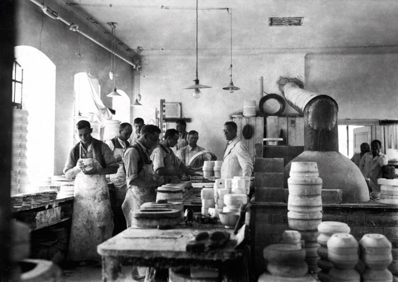 W Ćmielowie naczynia produkuje się od 225 lat - ale historia to nie jedyna mocna strona marki. W ostatnich latach otwarto Ćmielów Design Studio, które łączy tradycję z nowoczesnym designem. nazwa: Polskie Fabryki Porcelany "Ćmielów" i "Chodzież" S.A. działa od: 1790 r. produkuje: najwyższej jakości porcelanę W ĆMIELOWIE NACZYNIA PRODUKUJE SIĘ OD 225 LAT - ale historia to nie jedyna mocna strona marki. W ostatnich latach otwarto Ćmielów Design Studio, które łączy tradycję z nowoczesnym designem.