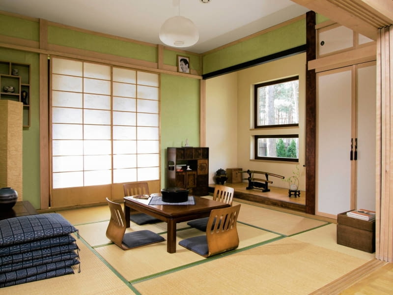 TRADYCYJNY POKÓJ WASHITSU oddzielają od reszty mieszkania suwane drzwi (fusuma). Na podłodze maty (tatami) i niski stolik (kotatsu). Pod oknem stoją m.in. ikebana i stojak z mieczami samurajskimi (katanami). OLYMPUS DIGITAL CAMERA
