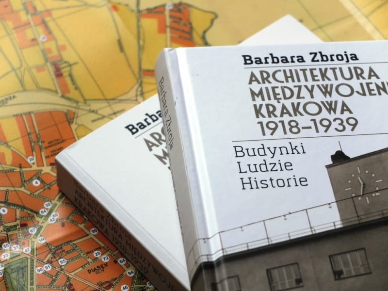 Krakowska moderna doczekała się publikacji! Książka "Architektura międzywojennego Krakowa 1918-1939. Budynki, ludzie, historie" stanowi zbiór najciekawszych modernistycznych obiektów Krakowa, w tym tych zrealizowanych przez Adolfa Szyszko-Bohusza, którego wystawę monograficzną można oglądać do końca lutego w Muzeum Narodowym w Krakowie "Architektura międzywojennego Krakowa 1918-1939. Budynki, ludzie, historie"