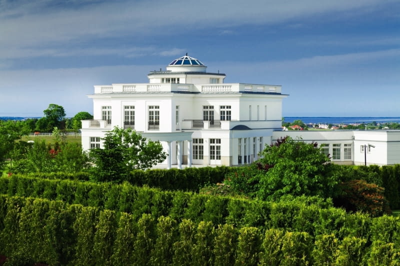 REZYDENCJA ALHAMBRA 10 km od centrum Gdyni, powierzchnia 604 m kw, cena 5,3 mln zł. Część luksusowego osiedla Tesoro Ivory Residences. Z jego 37 hektarowego terenu rozpościera się widok na Zatokę Pucką i Mierzeję Helską. Ponadczasowy styl rezydencji nadaje klasyczna i symetryczna forma bryły architektonicznej. REZYDENCJA ALHAMBRA 10 km od centrum Gdyni, powierzchnia 604 m kw, cena 5,3 mln zł. Część luksusowego osiedla Tesoro Ivory Residences. Z jego 37 hektarowego terenu rozpościera się widok na Zatokę Pucką i Mierzeję Helską. Ponadczasowy styl rezydencji nadaje klasyczna i symetryczna forma bryły architektonicznej.