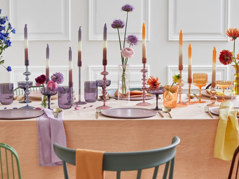 Dobierz kolory kwiatów do barw zastawy i tekstyliów, a stół zaprezentuje się wyjątkowo.