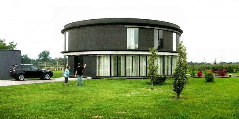 Dom jednorodzinny w Mikołowie (niewykończony), proj. Damian Radwański, Roman Rutkowski. Projekt budynku powstał w 2004 r. Dom jednorodzinny w Mikołowie: tak jak pozostałe budynki, także dom jednorodzinny jest cylindrem, któremu ciągle niestety brakuje wykończeniowej warstwy aluminium na elewacji. (współpraca: Damian Radwański). Projekt budynku powstał w 2004 r.