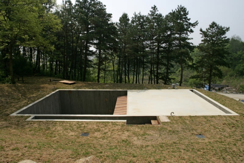 Earth House pod Seulem, to weekendowy podziemny dom architekta Byoung Soo Cho. Dom jest nowoczesną ziemianką, ale sporo w nim odwołań do tradycyjnej architektury koreańskiej jak i wiejskich chat korea południowa, nietypowe, dom, beton