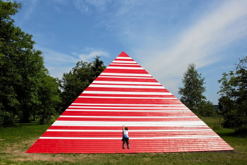 Piramida - projekt autorstwa Maurycego Gomulickiego 09.06.2015 Krakow . Park Lotnikow Polskich , teren przy Muzeum Lotnictwa , rzezba Piramida autorstwa Maurycego Gomulickiego w ramach projektu " Wielokulturowosc nie dziala . Artysci przeciw przemocy " . Fot. Michal Lepecki / Agencja Gazeta SLOWA KLUCZOWE: sztuka kultura muzeum lotnictwa rzezba gomulicki piramida