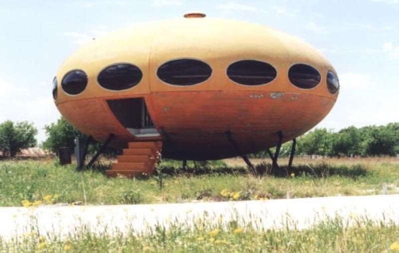 Futuro House - prefabrykowany domek letniskowy o formie latającego spodka zaprojektowany w 2 poł. lat 60. przez fińskiego architekta Mattiego Suuronena Futuro House - prefabrykowany domek letniskowy o formie latającego spodka zaprojektowany w 2 poł. lat 60. przez fińskiego architekta Mattiego Suuronena